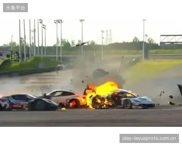 赛车高速撞墙奇迹生还：生死一瞬间的惊魂体验